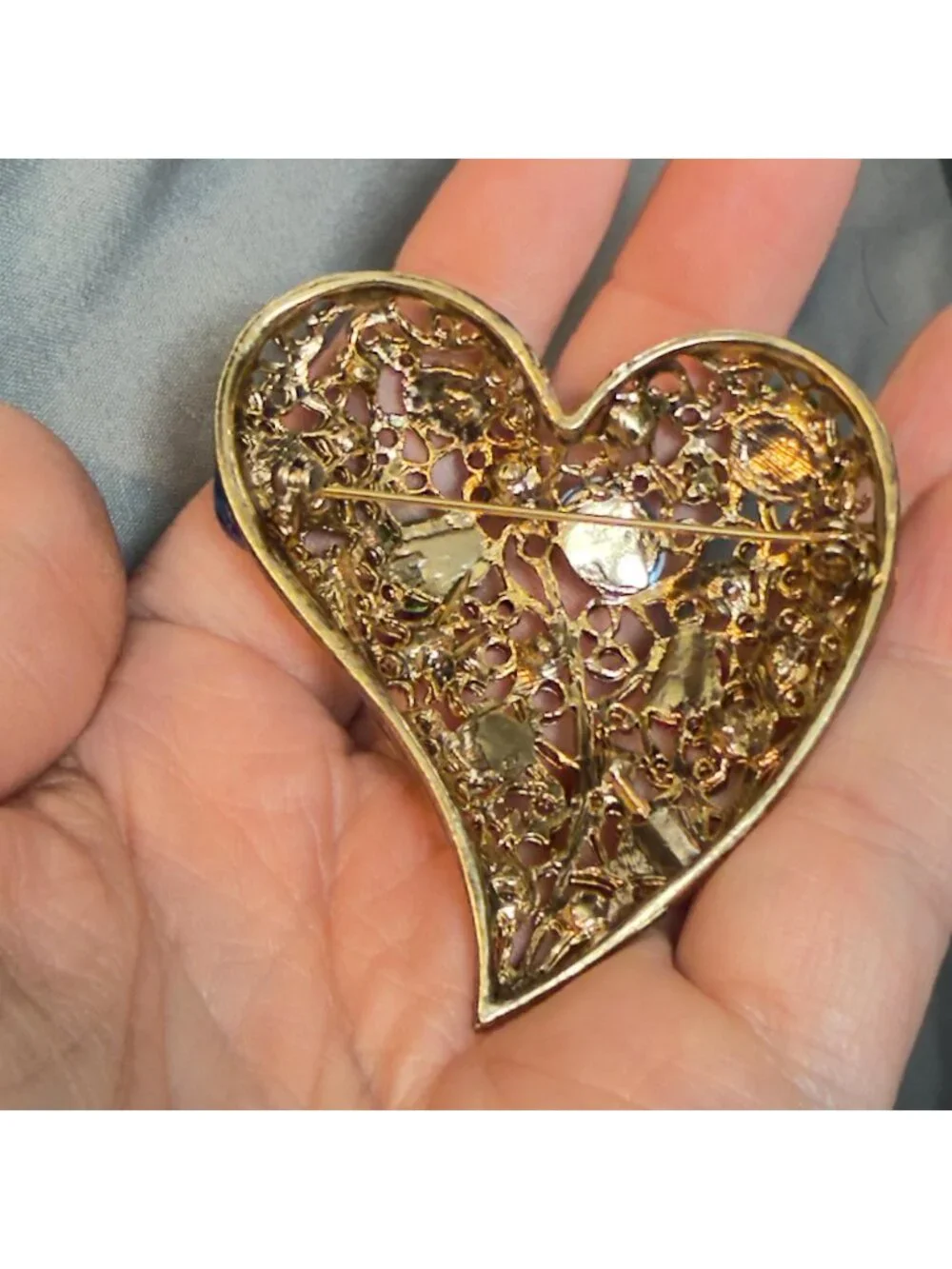 Heart Brooch Vintage Open Metalwork Gold Tone Glass Stones Filigree 2.4